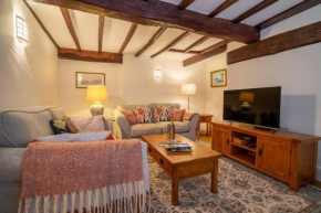 Saltbox Stays 3 bed house, 2 baths, sleeps 6, fast wifi, central location